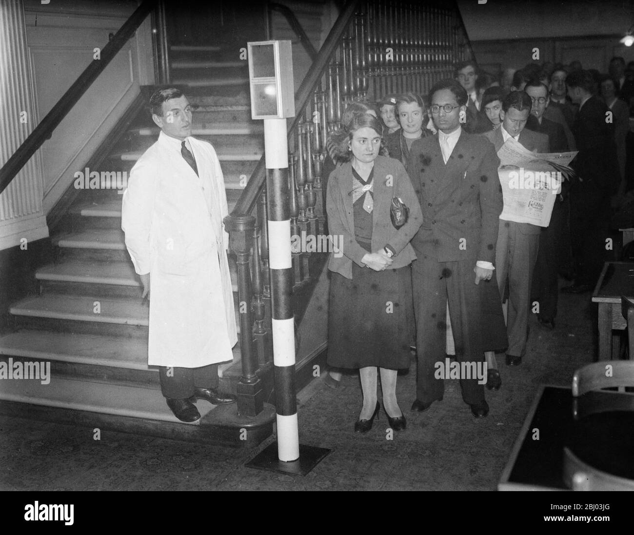 Les feux de signalisation contrôlent les clients . Les foules de l'heure du déjeuner au restaurant Millbank mangent aux signaux « Stop » et « Go » . - 29 janvier 1935 Banque D'Images