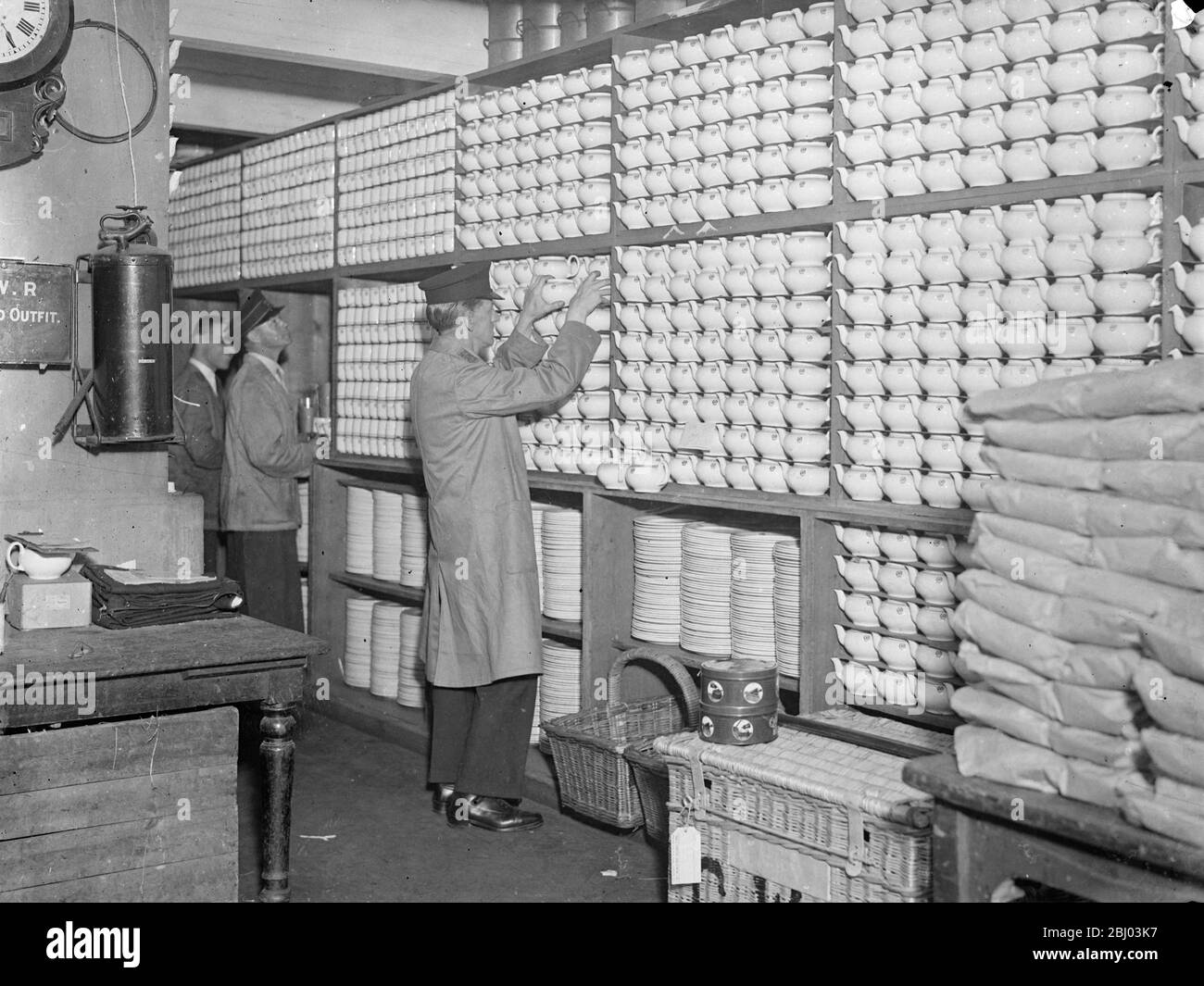 Ville sous les quais de la gare de Paddington , où ils gardent 750 , 000 pièces de vaisselle . - non soupçonné par des milliers de passagers qui utilisent Paddington , une ville souterraine ' exsistes sous les onze plateformes de l'immense terminus . La ville comprend de superbes salles de magasins pour la vaisselle, le linge de maison, l'épicerie et la viande, des salles de repos pour le personnel, un bureau de poste, des salles de bains même un poste de police. - dans la salle de la vaisselle sont 750 , 000 pièces de chine et de verre . Les brisures et le pilotage de vaisselle coûtent 10 000 £ au Great Western Railway . dans le magasin de linge de maison, 75 000 pièces sont utilisées sur les toilettes Banque D'Images