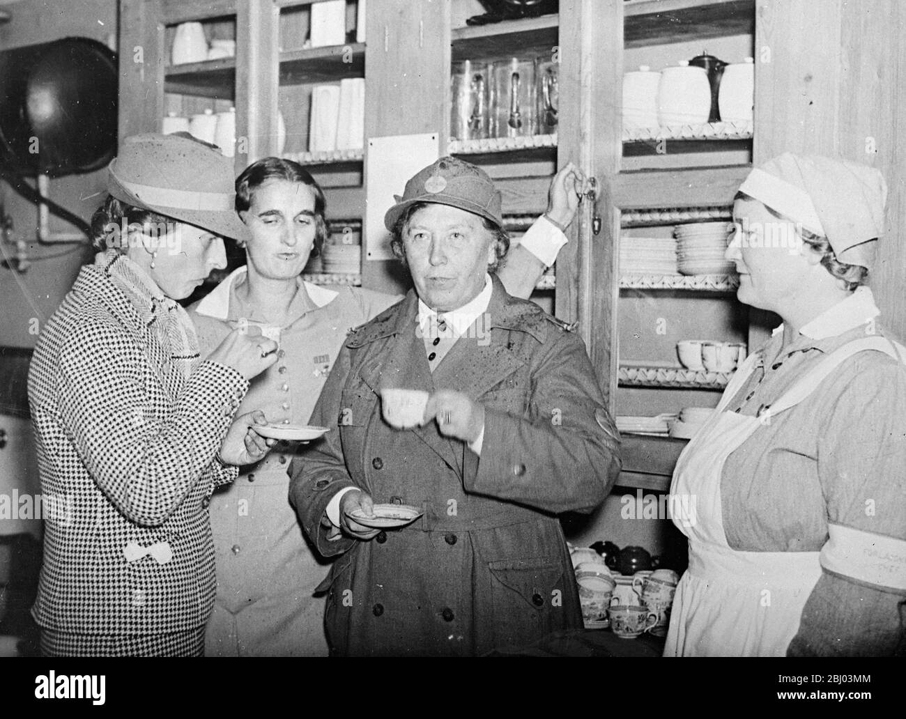 La princesse Louise de Suède, qui était une femme anglaise avant son mariage avec le prince héritier Gustaf Adolf, buvant une tasse de café lorsqu'elle a visité la cuisine de l'Association des femmes bénévoles de restauration de l'armée suédoise dans le sud de la Suède. - 20 septembre 1937. Banque D'Images