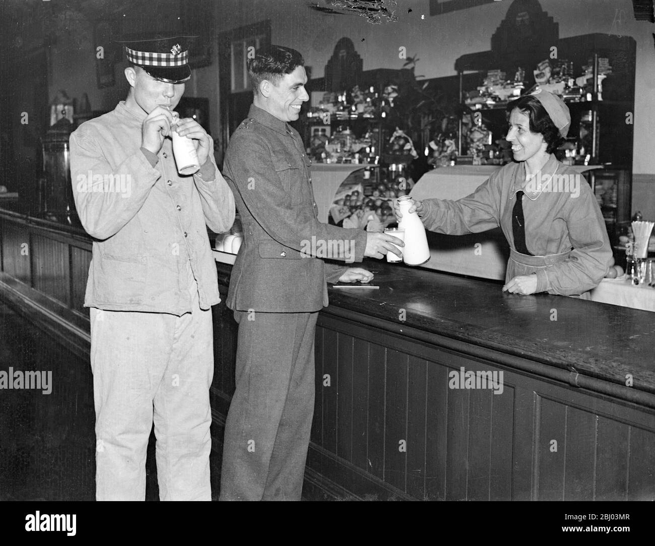 Les clients du nouveau bar à lait , qui a remplacé la cantine et le bar à bière au dépôt de gardes , Caterham , où des centaines de recrues commencent leur carrière dans l'armée. Les casernes offrent aux hommes des salles de lecture et d'écriture salles de loisirs et des restaurants. - 22 juillet 1937. Banque D'Images