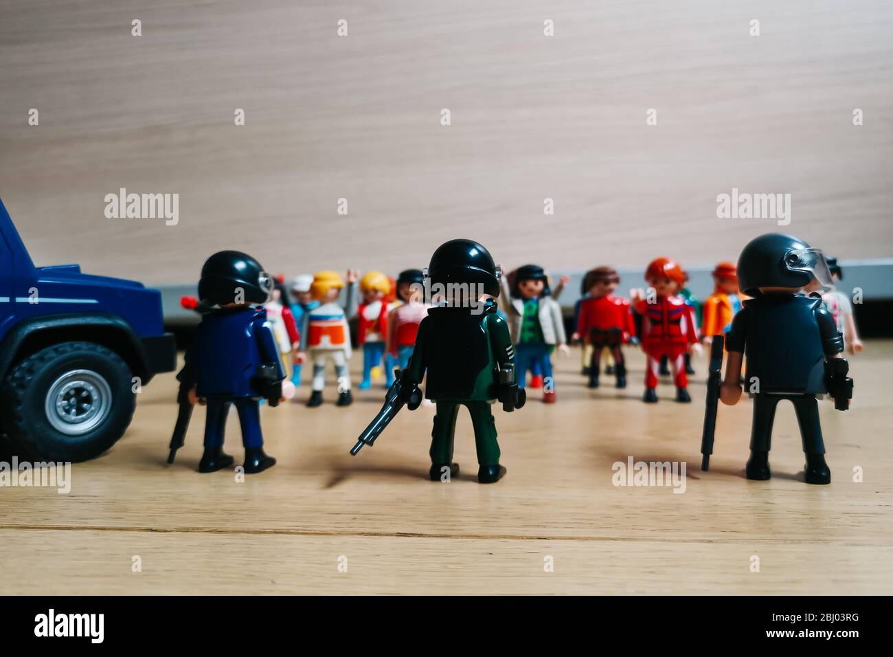 Madrid, Espagne - 13 juillet 2019: Playmobil figurines sur scène représentant la police antiémeute contre les manifestants. Banque D'Images