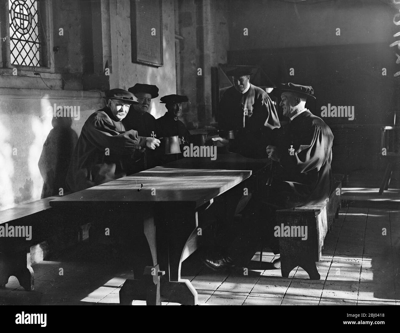 Là où la coutume hospitalière de huit siècles survit. - bière et pain gratuits pour les wayfarers. - survie des vieux monastères où les amateurs de transport ont reçu de la nourriture et un abri pour la nuit, il reste encore à l'ancienne ville de Winchester, l'hôpital de St Cross, 800 ans, où une corne de bière et une tranche de pain peuvent être eu, gratuitement, par quiconque se soucie de le demander. - l'hôpital a été fondé en 1136 pour abriter treize hommes nécessiteux et pour donner de la nourriture et des boissons aux pauvres qui pourraient frapper aux portes. - maintenant les occupants de l'hôpital numéro quinze et sont connus sous le nom de frères de Banque D'Images