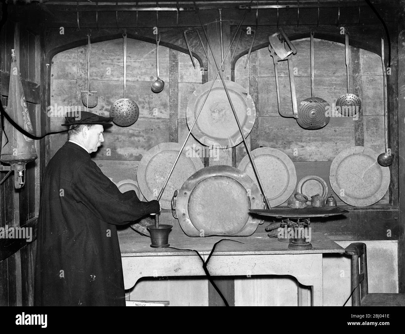 Là où la coutume hospitalière de huit siècles survit. - bière et pain gratuits pour les wayfarers. - survie des vieux monastères où les amateurs de transport ont reçu de la nourriture et un abri pour la nuit, il reste encore à l'ancienne ville de Winchester, l'hôpital de St Cross, 800 ans, où une corne de bière et une tranche de pain peuvent être eu, gratuitement, par quiconque se soucie de le demander. - l'hôpital a été fondé en 1136 pour abriter treize hommes nécessiteux et pour donner de la nourriture et des boissons aux pauvres qui pourraient frapper aux portes. - maintenant les occupants de l'hôpital numéro quinze et sont connus sous le nom de frères de Banque D'Images