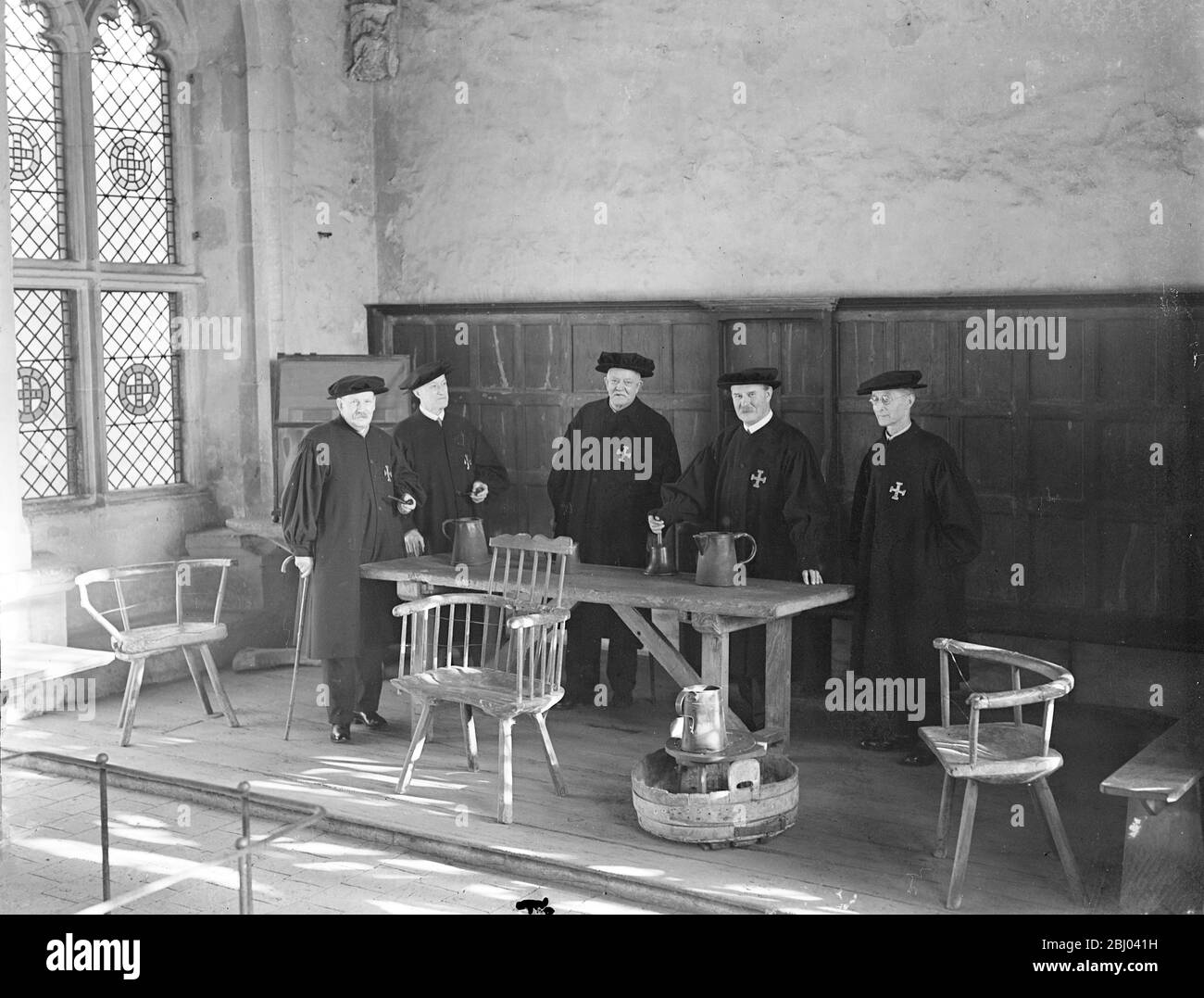 Là où la coutume hospitalière de huit siècles survit. - bière et pain gratuits pour les wayfarers. - survie des vieux monastères où les amateurs de transport ont reçu de la nourriture et un abri pour la nuit, il reste encore à l'ancienne ville de Winchester, l'hôpital de St Cross, 800 ans, où une corne de bière et une tranche de pain peuvent être eu, gratuitement, par quiconque se soucie de le demander. - l'hôpital a été fondé en 1136 pour abriter treize hommes nécessiteux et pour donner de la nourriture et des boissons aux pauvres qui pourraient frapper aux portes. - maintenant les occupants de l'hôpital numéro quinze et sont connus sous le nom de frères de Banque D'Images