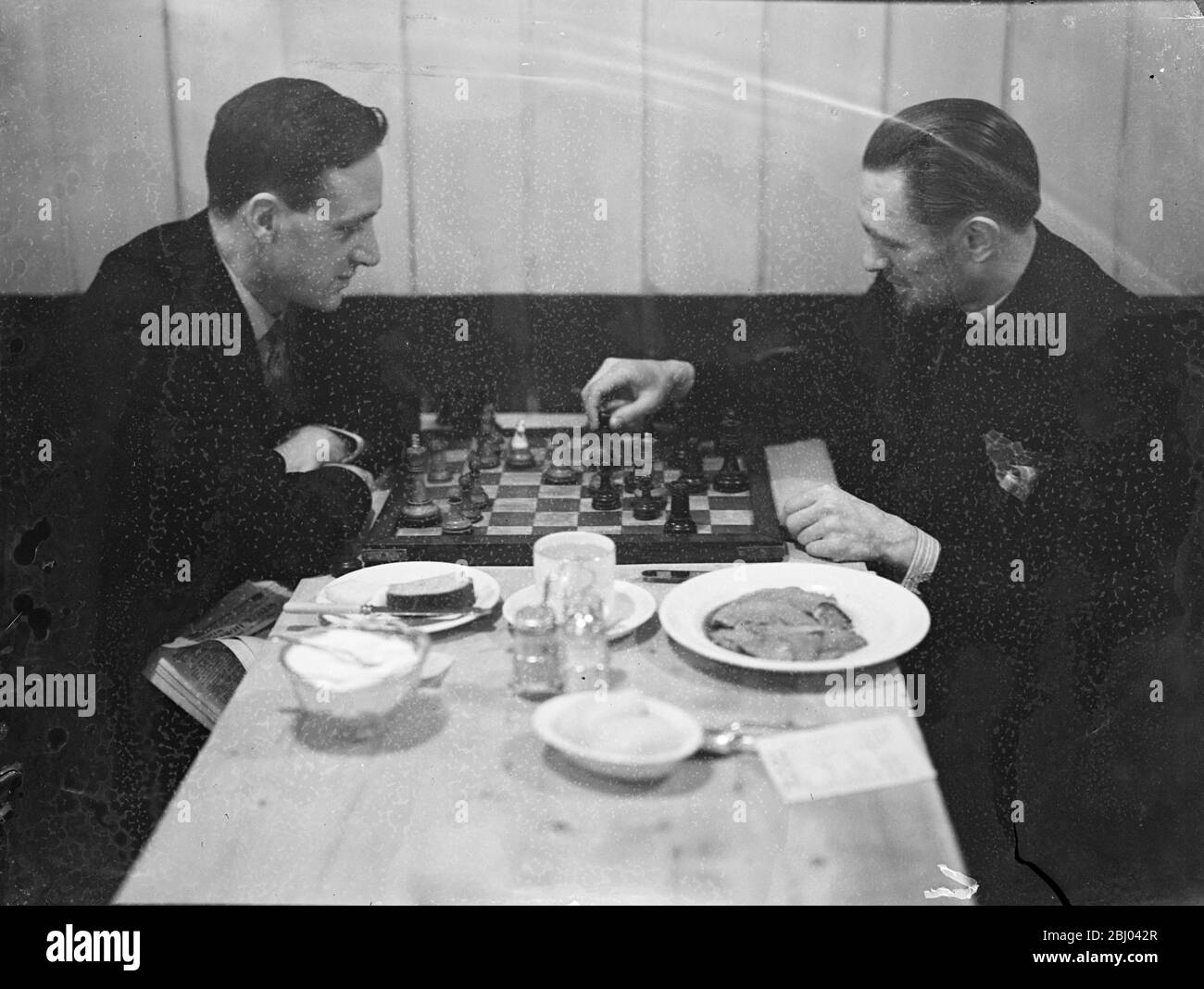 Le champion des femmes dirige le City café consacré aux échecs. - assis tendu dans un silence brisé seulement par les tasses à café Rattler, les échecs 'amiss' ont trouvé un havre dans un café de la ville de Londres, nommé avec raison 'le Gambit' dans Budge Row. - le seul café du monde entièrement dédié aux échecs, il est dirigé par Miss Edith Price, qui est à Budge Row depuis 37 ans et qui a elle-même été quatre fois championne d'échecs de Grande-Bretagne. - beaucoup de joueurs viennent de toutes les parties de Londres et certains restent jusqu'à minuit. - des spectacles photo, trop les joueurs d'échecs oublient leur courrier comme ils se concentrent sur le jeu - 7 Decembe Banque D'Images