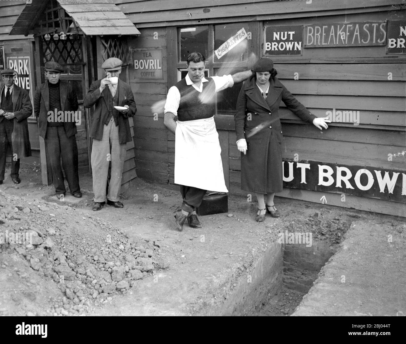Café clôturé à Eltham, Kent. Mme Whitney et son fils. - 30 octobre 1934 Banque D'Images