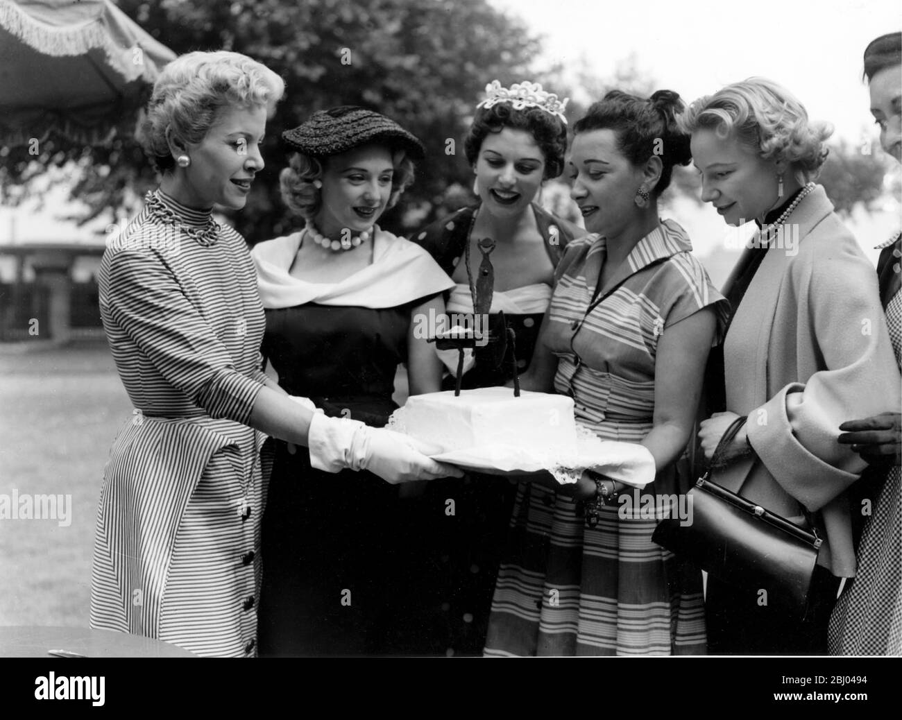 Sur le gâteau, dans le chocolat, est un petit modèle intitulé «femmes» . L