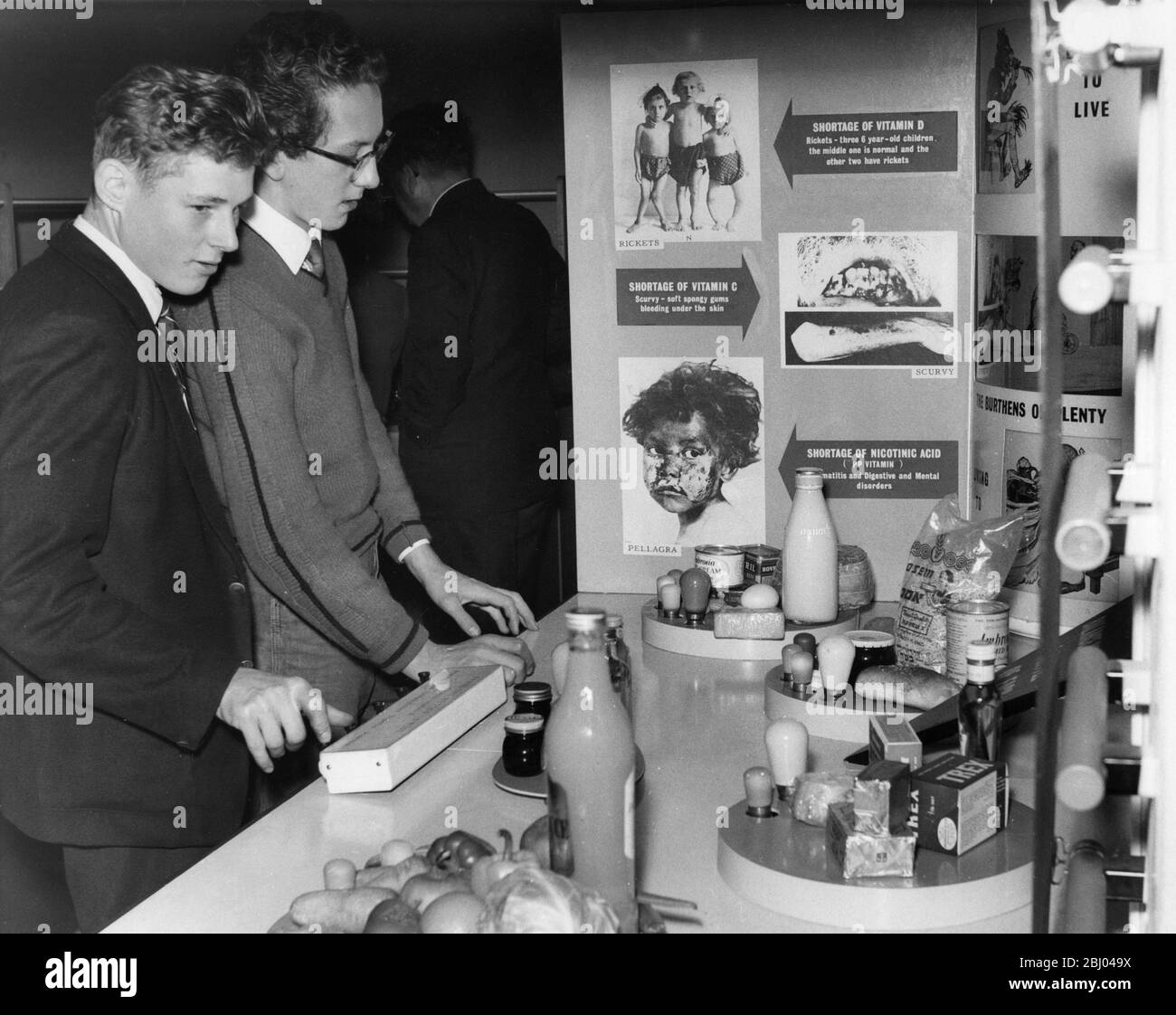Exposition pure food centenaire à la station de métro Charing Cross. L'affichage montre en appuyant sur boutons les visiteurs peuvent voir les principales sources de protéines, de graisses, de glucides, de vitamines et de minéraux dans les aliments. Septembre 1960 Banque D'Images