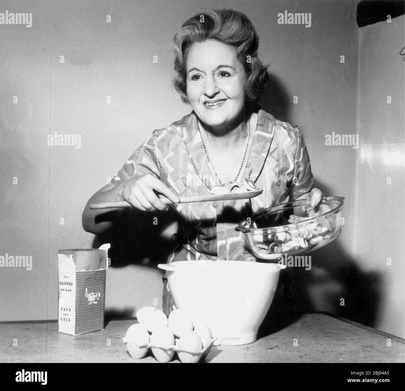 Mme Marguerite Patten a photographié lors d'une manifestation de cuisine au Jubilee Theatre, Blackpool, Angleterre, 13 mars 1964 Banque D'Images