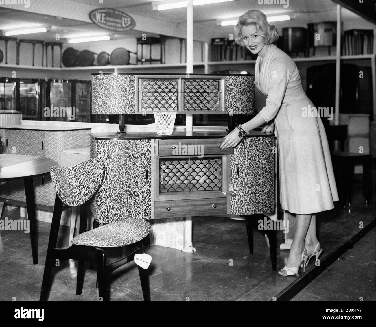L'exposition de meubles à Earls court. Starlet Sheree Winton avec un nouveau design dans le mobilier. La suite en noyer est couverte de peau de léopard. Janvier 1959 Banque D'Images