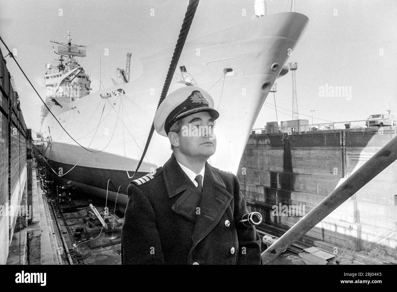 Le Capitaine Neil Rankin, commandant du HMS Ark Royal, photographiés avec le navire en cale sèche à Portsmouth. Banque D'Images