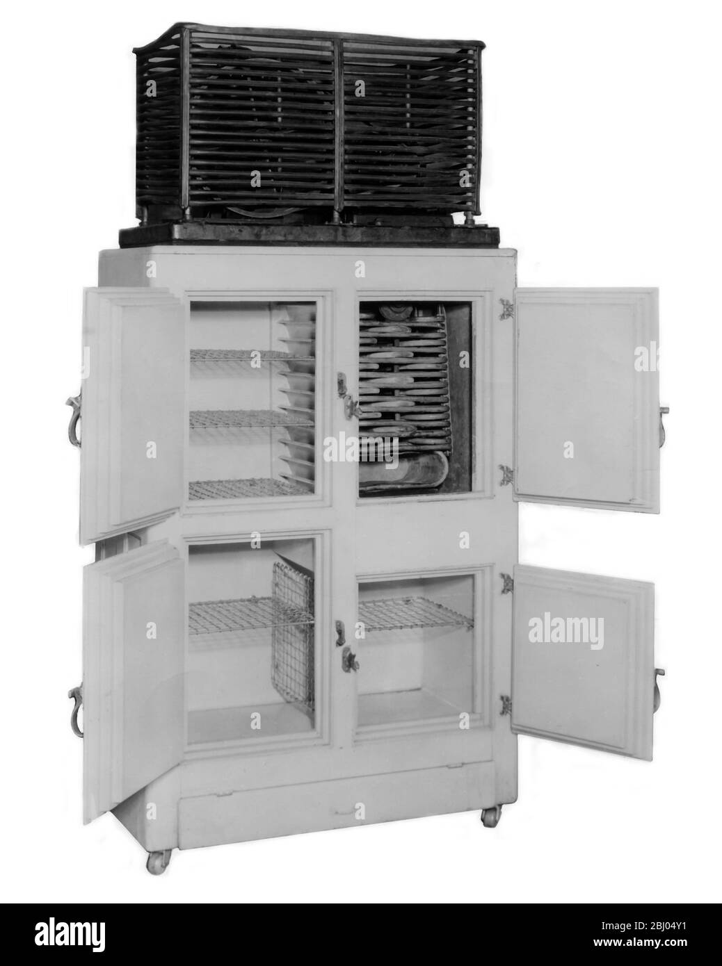 Le premier réfrigérateur mécanique refroidi par air réussi présentant des  portes de l'armoire ouvertes et une vue avant du premier modèle de bobine  de refroidissement. Ce réfrigérateur a été développé en 1913