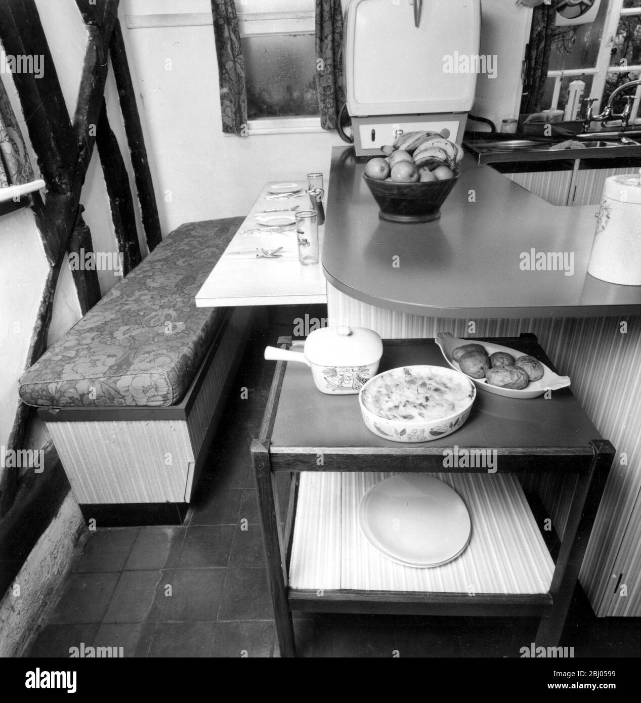 Le chariot s'adapte parfaitement sous le coin du comptoir, prêt à être routé vers la salle à manger ou le salon. - avril 1969 Banque D'Images