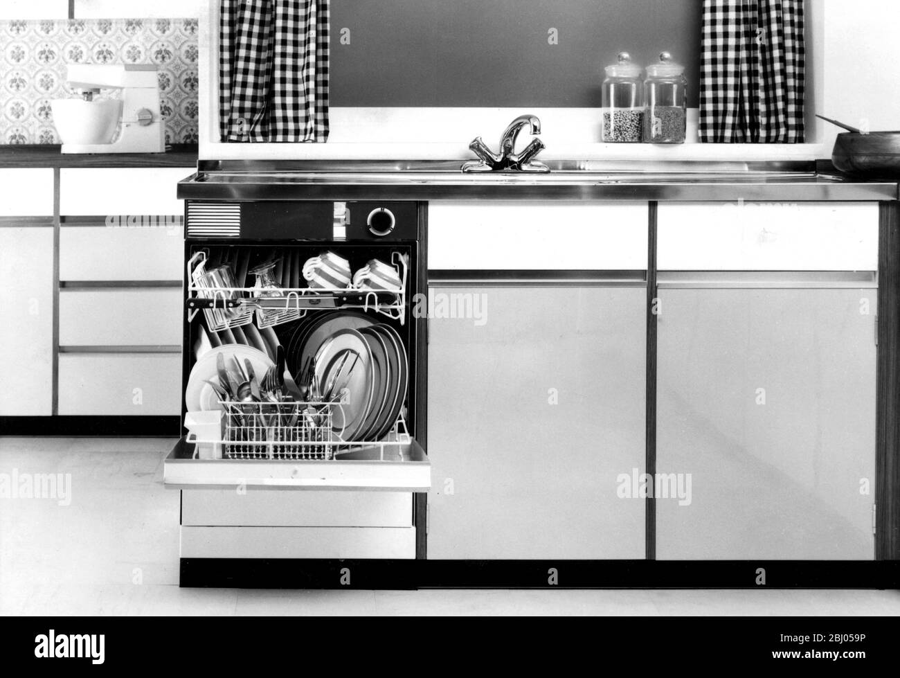 Entièrement automatique Kenwood 1212 a intégré 2,3 KW. Chauffage peut être complètement encastré ou fonctionne à partir du raccord de flexible. Les portoirs coulissants prennent six positions. £89 5. - avril 1966 Banque D'Images