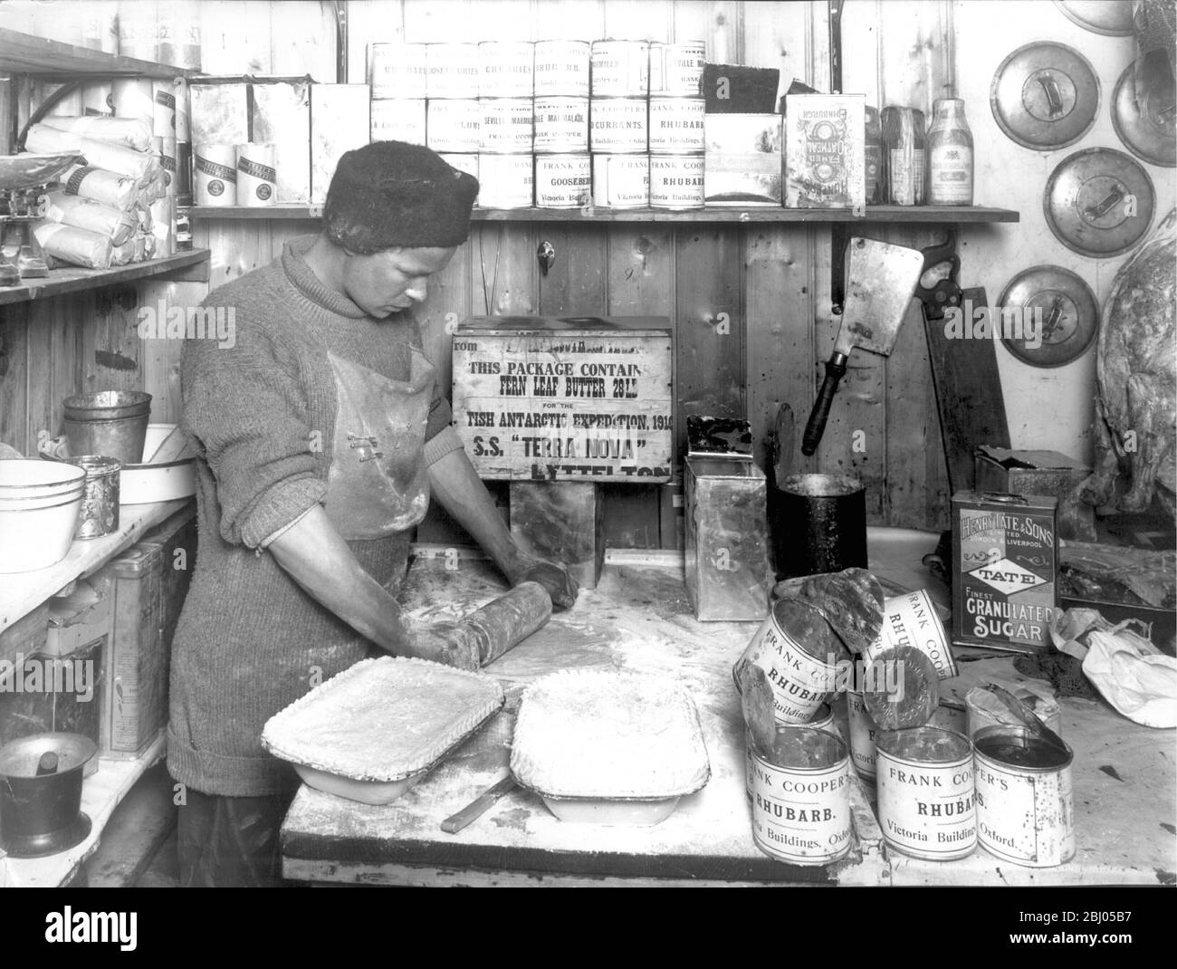 La cuisson des tartes à la cabane WinterQuarters pendant l'expédition antarctique du capitaine Scott - 29 janvier 1912 Banque D'Images