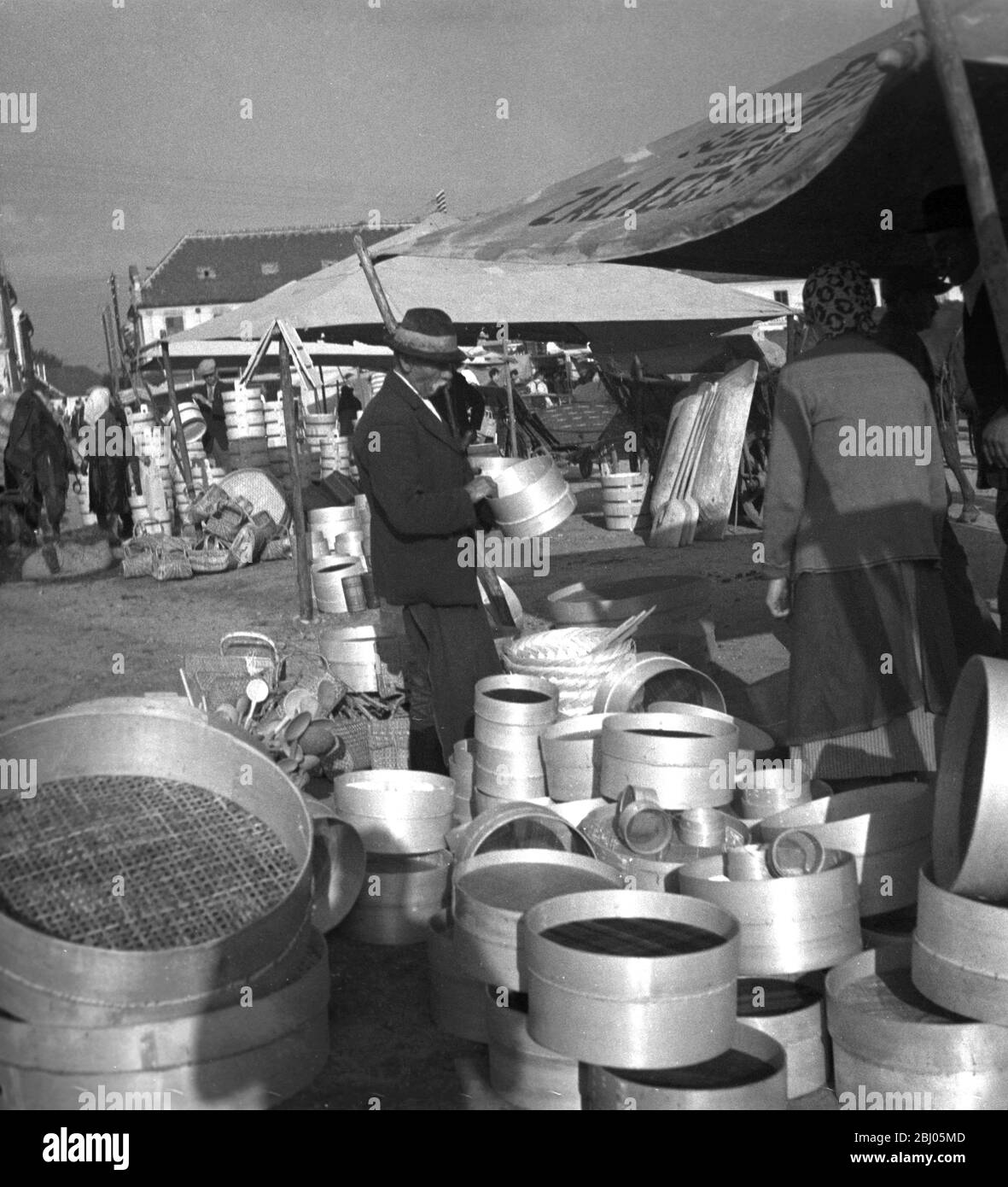 Ruthenia - Muncacevo (maintenant Mukacevo), Chust - marché jour de la grille vendeur - photographie prise en 1938-39 dans une zone limitrophe de la Pologne et de l'Ukraine, connue sous le nom de Ruthènie. Le peuple était juif ou le ruthène grec-orthodoxe indigène. Ils avaient une mesure d'autonomie sous les Tchèques entre 1918 et 1938, mais ils ont vu disparaître lorsque les Hongrois alignés sur les nazis ont pris la région pendant la seconde Guerre mondiale Après la guerre, la moitié du territoire a été cédée à l'Ukraine contrôlée par les Soviétiques et l'autre moitié est restée en Slovaquie. - Banque D'Images