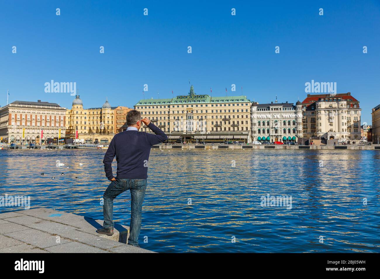 Stockholm, un homme regarde le front de mer et l'architecture de la ville Banque D'Images