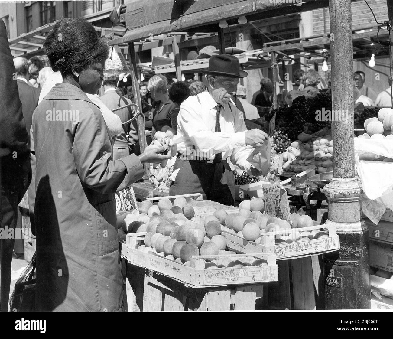 Un vendeur de fruits au Berwick Street Market de Londres, août 1967 Banque D'Images