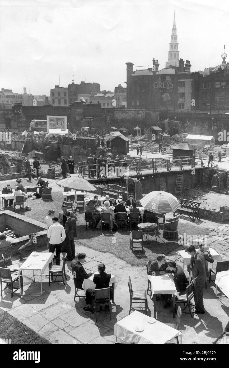 Un petit terrain de terre débridée à l'ombre de l'église Saint-Brides qui s'est transformée en un havre de plaisir pour des milliers de travailleurs de la ville, avec l'ouverture du restaurant Ludgate Garden. - 1er juin 1950 Banque D'Images