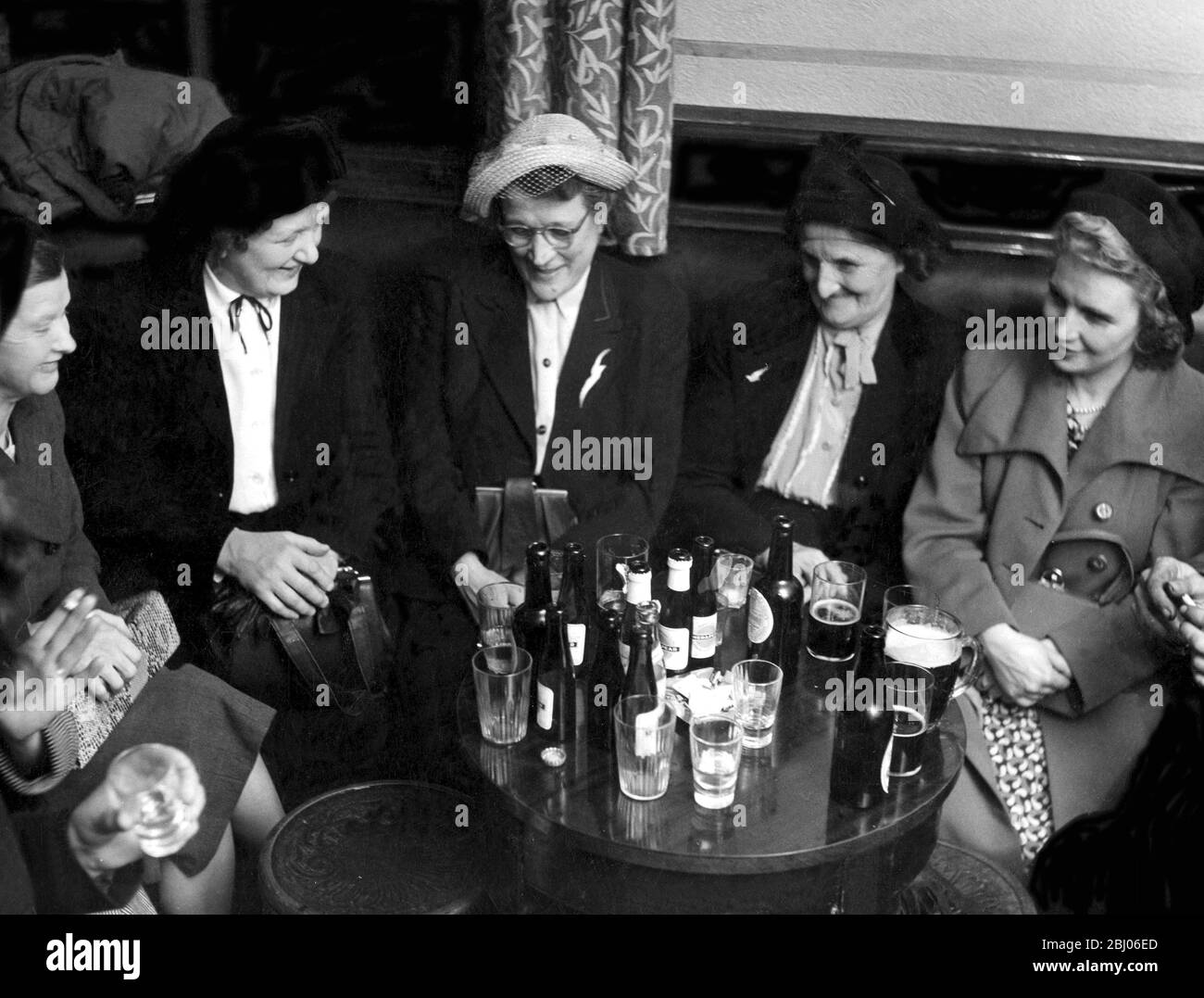 Tout le monde plaisante à Wigan, mais si vous vivez là, vous ne pouvez pas voir ce qu'il y a pour provoquer la hilarité. Des visites illustrées Wigan et découvre que l'humour gaieté et la culture fleurit comme des fleurs sauvages sur le côté d'un tas de scories. Ils s'épanouissent de leur propre façon. Dans le coin des veuves, ces femmes ont perdu leur mari dans des accidents industriels Banque D'Images