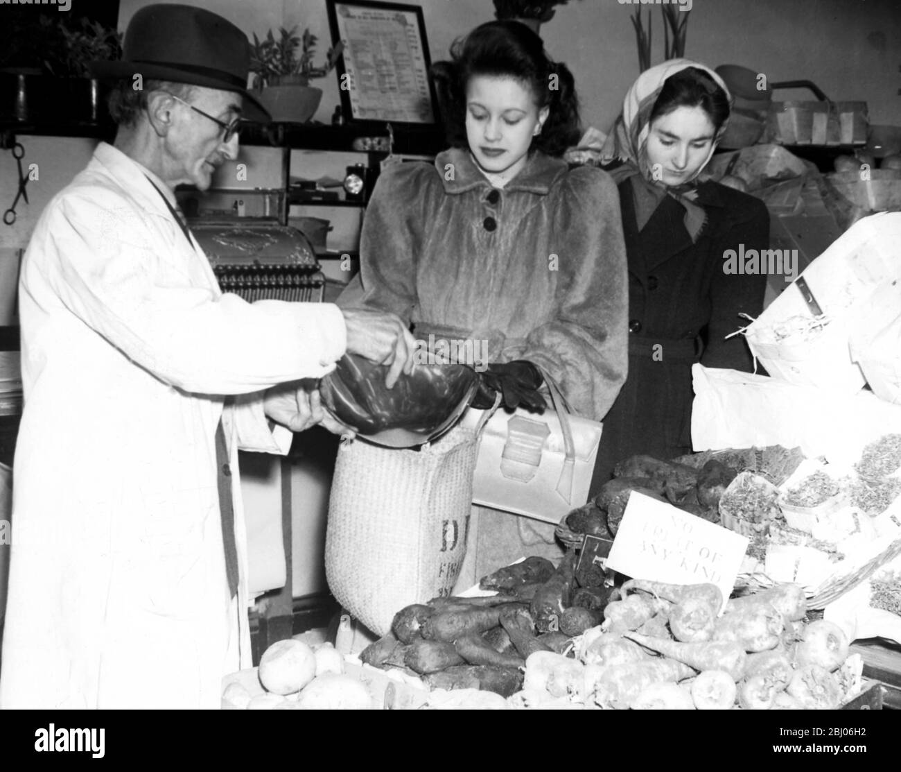 ' pas de fruit de quelque sorte' - shopping en temps de guerre. - deuxième Guerre mondiale, rationnement alimentaire. Banque D'Images