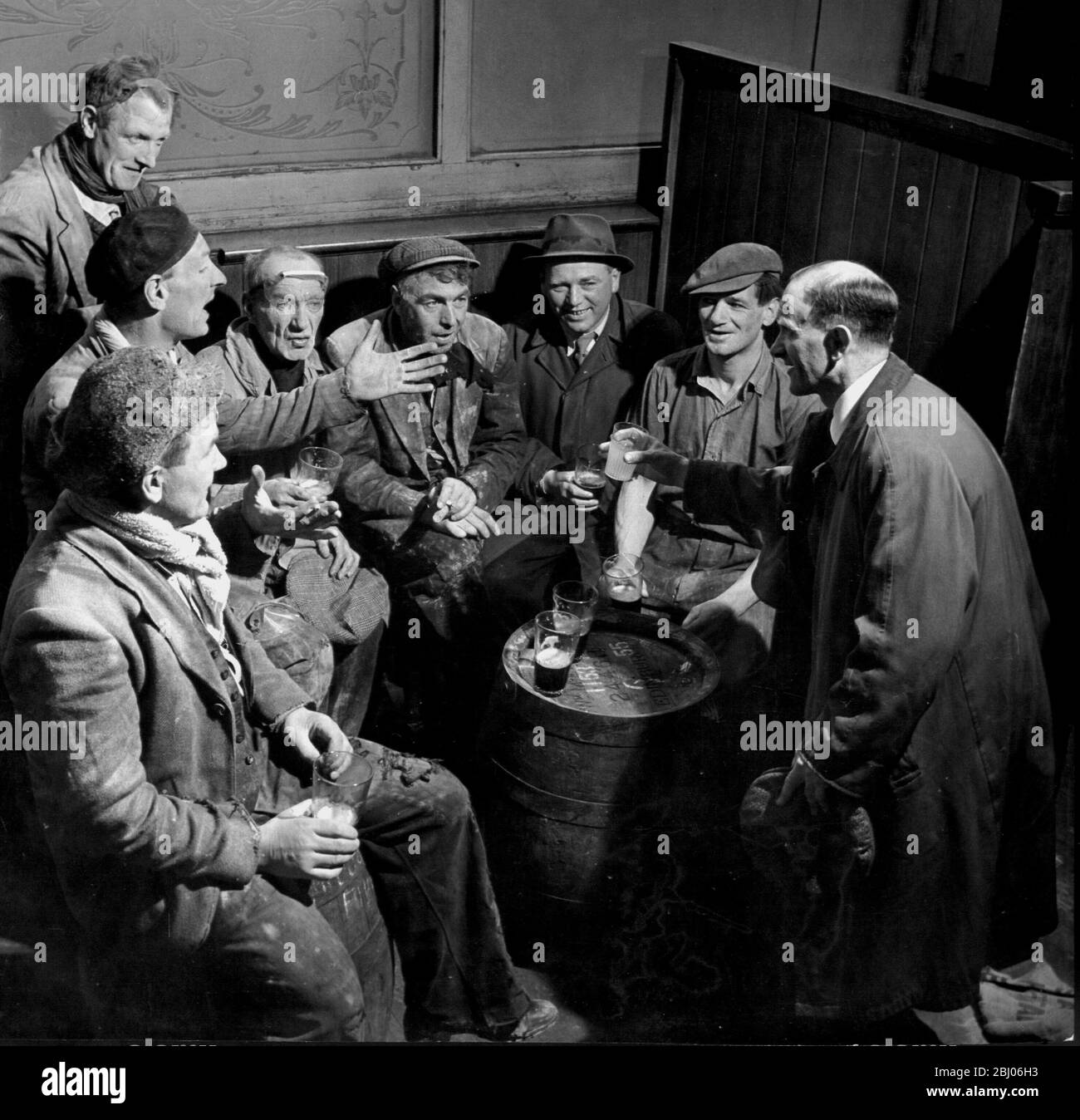 Le candidat au travail discute des problèmes politiques et du travail avec les dockers Londonderry sur un verre de bière - 1947 Banque D'Images