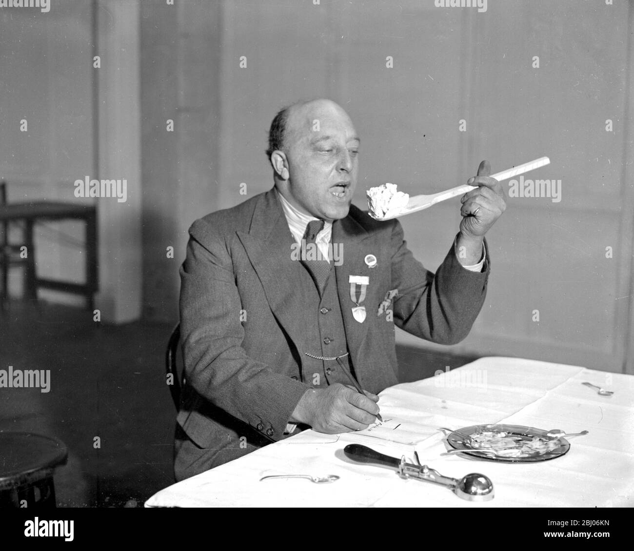 Des experts jugeant des expositions à l'Olympia sur la glace et le salon laitier. - M. F.J. Orth, le Président, avec les juges. - 2 janvier 1934 Banque D'Images