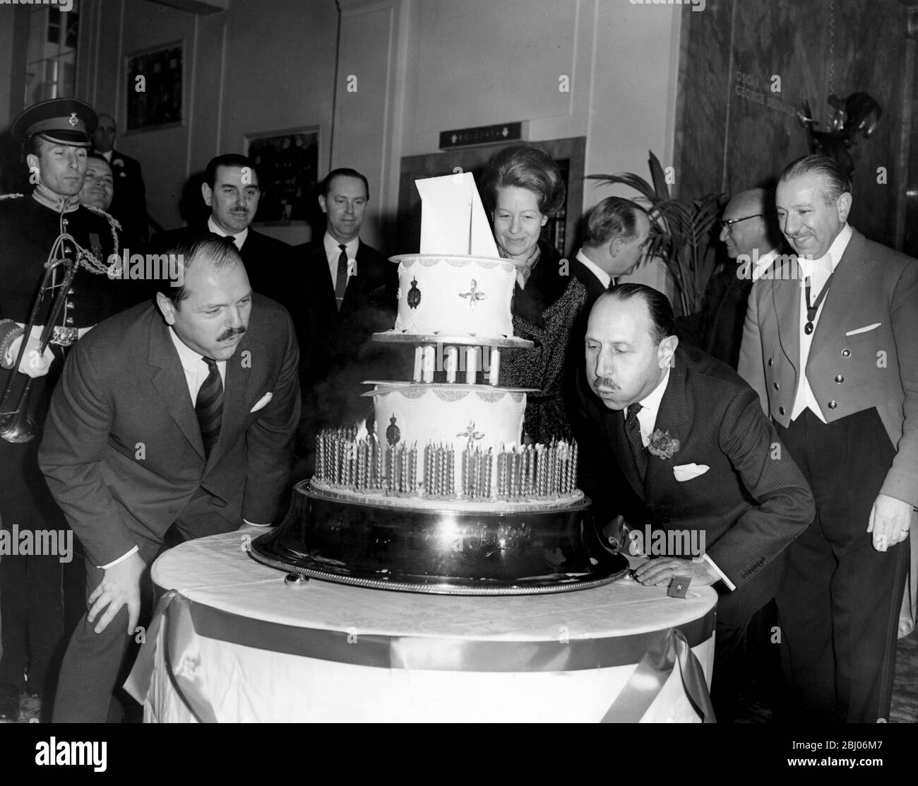 Le café Royal célèbre le 100ème anniversaire. Un fanfare de trompeteurs cérémoniels des Royal Horse Guards a commencé les célébrations du centenaire au café Royal, Londres. M. Charles forte (à droite) et M. Vincent Baker, grand-fils du fondateur du café Royal, Daniel Nicils, ont fait sauter 100 bougies sur un grand gâteau d'anniversaire qui sera envoyé à l'hôpital pour enfants. Banque D'Images