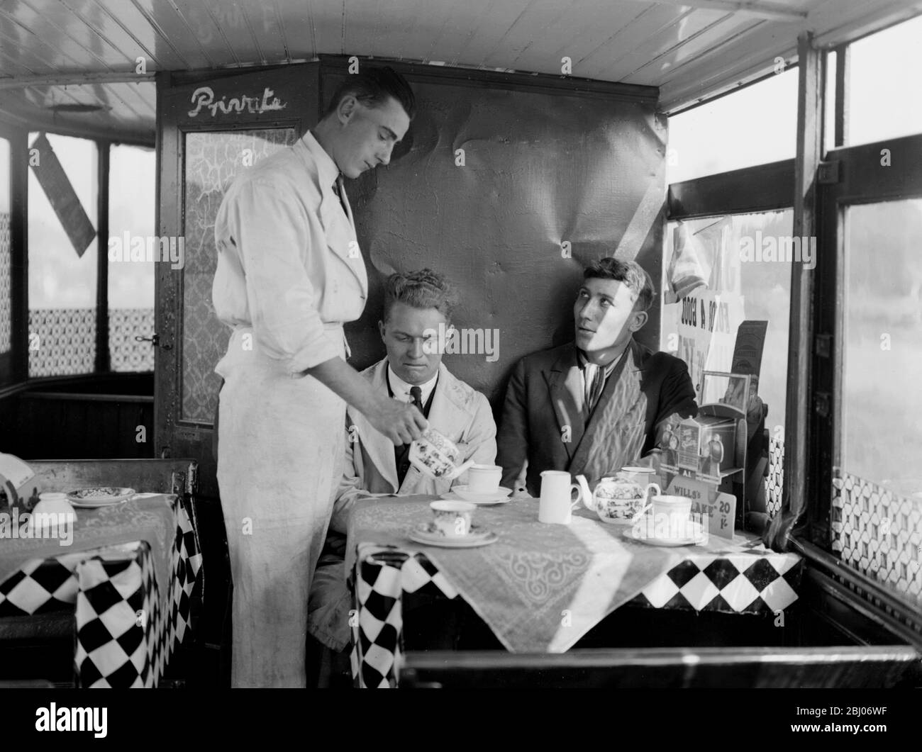 Un nouveau bar à rafraîchissements wayside est cet ancien tramway qui sert son nouvel objectif à Cheshunt, Herts. - 27 septembre 1929 Banque D'Images