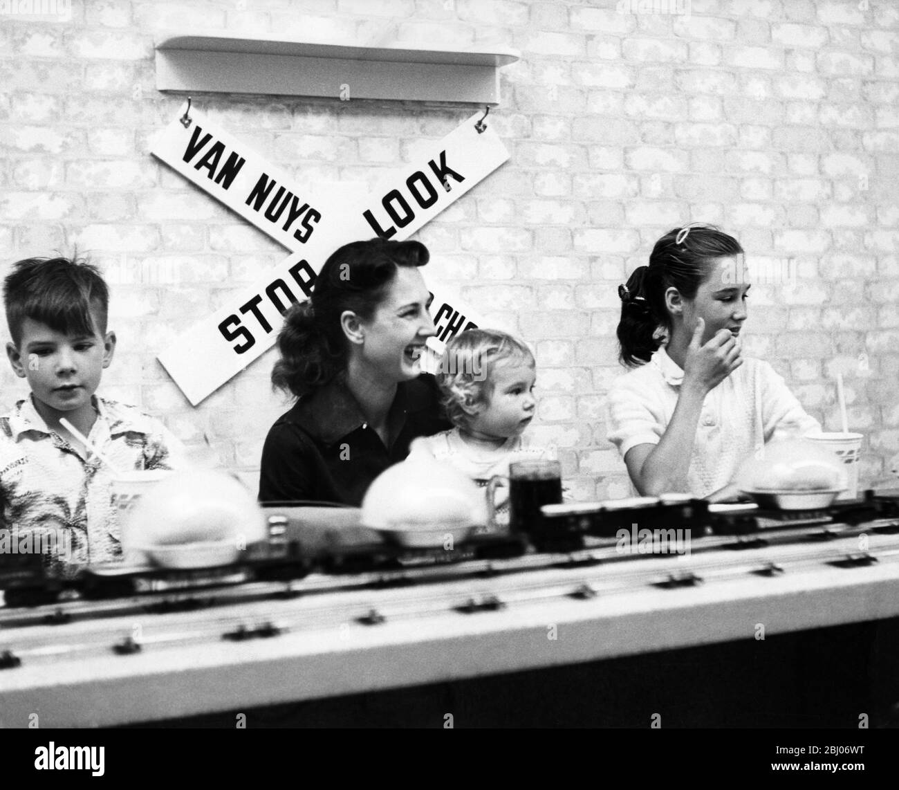 Dîner américain avec nourriture livrée par des trains modèles. Un des trains vous amène à commander dans la cuisine tandis que les serveuses mélangent les commandes de fontaine là-bas - Van Nuys Choo Choo restaurant - Californie Banque D'Images