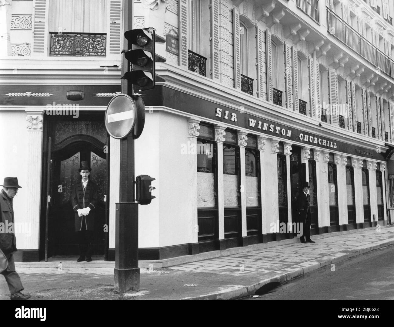 Vue sur l'entrée du pub anglais appelé Sir Winston Churchill rue Pressbourg près de l'Etoile , Paris - 30 novembre 1965 Banque D'Images