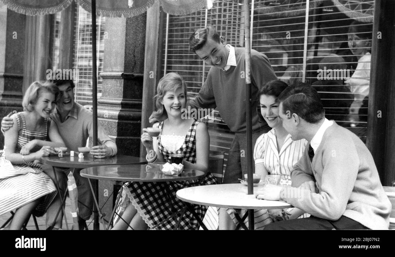 Les jeunes couples qui apprécient un café au Fleet Coffee Bar , Londres , Angleterre - années 1950 Banque D'Images