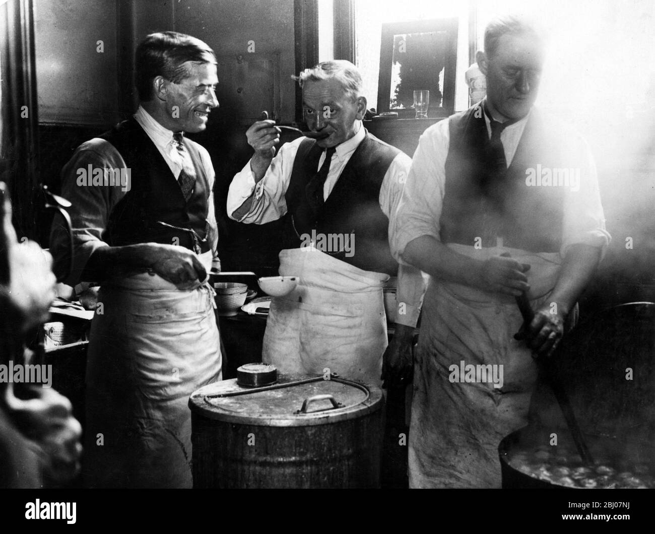 Pauvreté dans le nord de l'Angleterre - cuisines pour les grévistes de coton - installées dans diverses villes du district de coton du Lancashire pour aider les grévistes et leurs familles. - photo : test de la soupe au Fulledge Club, Burnley - 23 septembre 1932 Banque D'Images