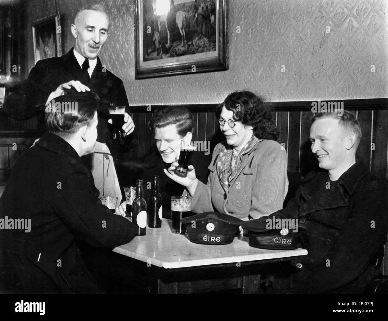 Les marins de l'aire marine sont des clients réguliers au Downey's Select Bar où une poussette de barmen a duré dix ans . Avec leurs amies, ils ont des chansons chantent tous les soirs dans le pub . - 12 mars 1949 Banque D'Images