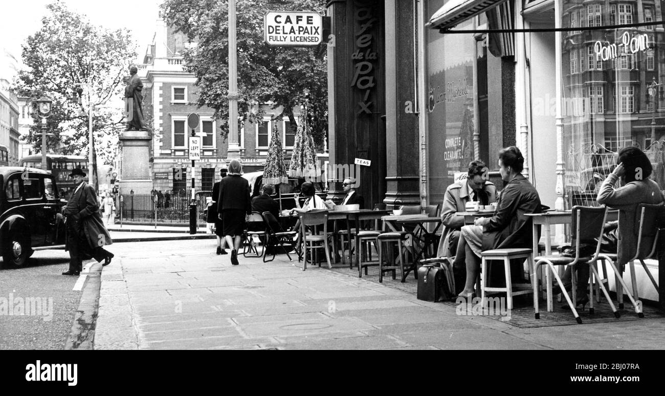 Malgré les conditions météorologiques qui sont plus comme l'hiver à Londres , quelques personnes rudes sont vues prendre leur thé dehors dans ce café près de Hanover Square , Londres , Angleterre - 16 juillet 1963 Banque D'Images