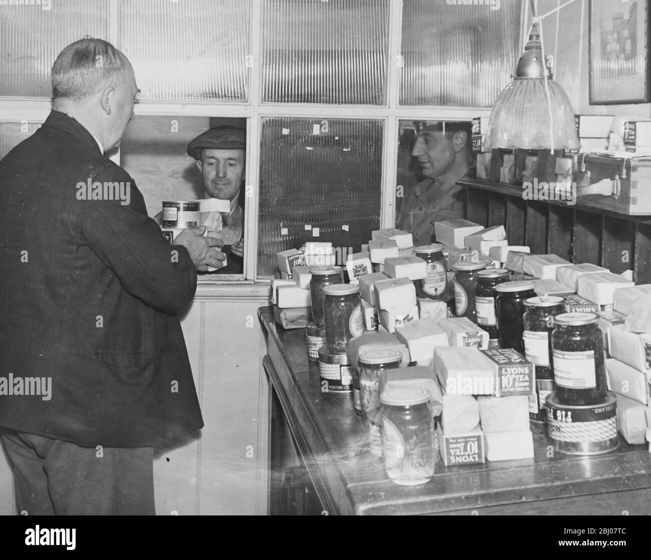 Pas un magasin de épicerie, mais un bureau agricole. Au moment de la récolte, lorsque les rations de récolte sont distribuées, certains agriculteurs préfèrent acheter les rations en vrac et les distribuer gratuitement - un geste agréable. Cette photo a été prise à Larkfield, Kent. - (photo de John Topham) - [boutiques, magasins, nourriture, rationnement, ferme, après-guerre] - 30 août 1948 Banque D'Images