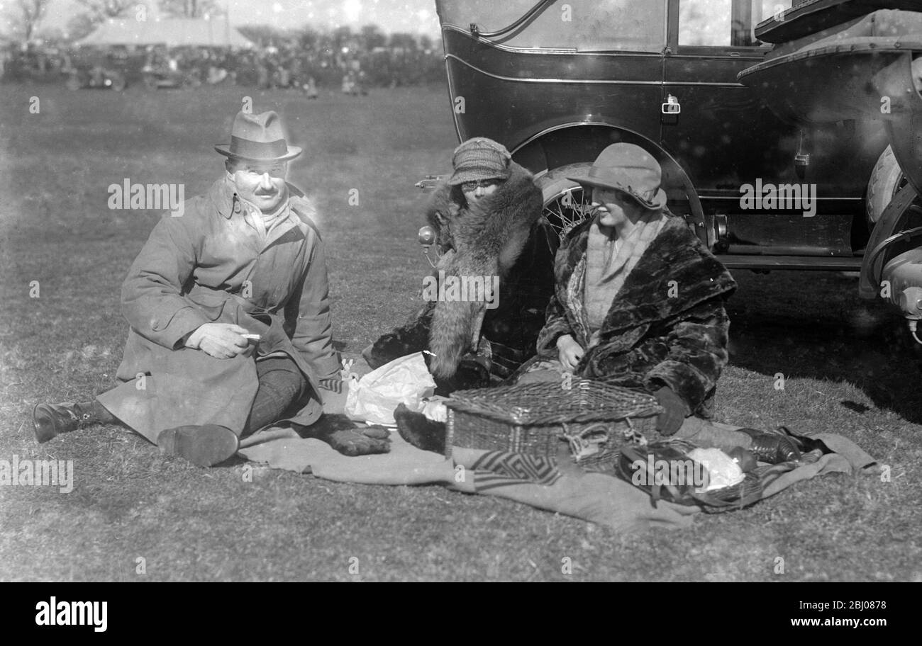 Aux courses de Herstone point to point à Sutton Cheney . - Seigneur et Dame Feilding et Dame Betty Feilding . - 29 mars 1922 - - - - Banque D'Images