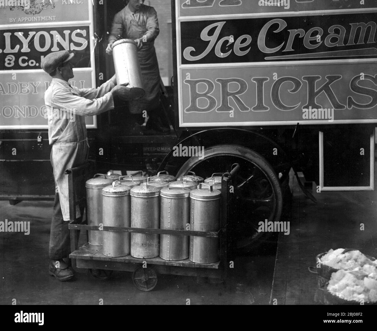 Fabrication de briques de glace au Cadby Hall. - Dispatching les briques dans des conteneurs spéciaux aux différents dépôts. - 1922 Banque D'Images