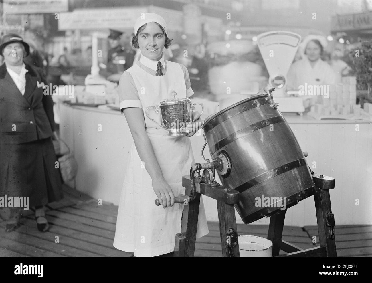 Au salon des produits laitiers au Royal Agricultural Hall , Londres . - Mlle S M Stephens , Champion Dairymaid de Grande-Bretagne - 1933 Banque D'Images
