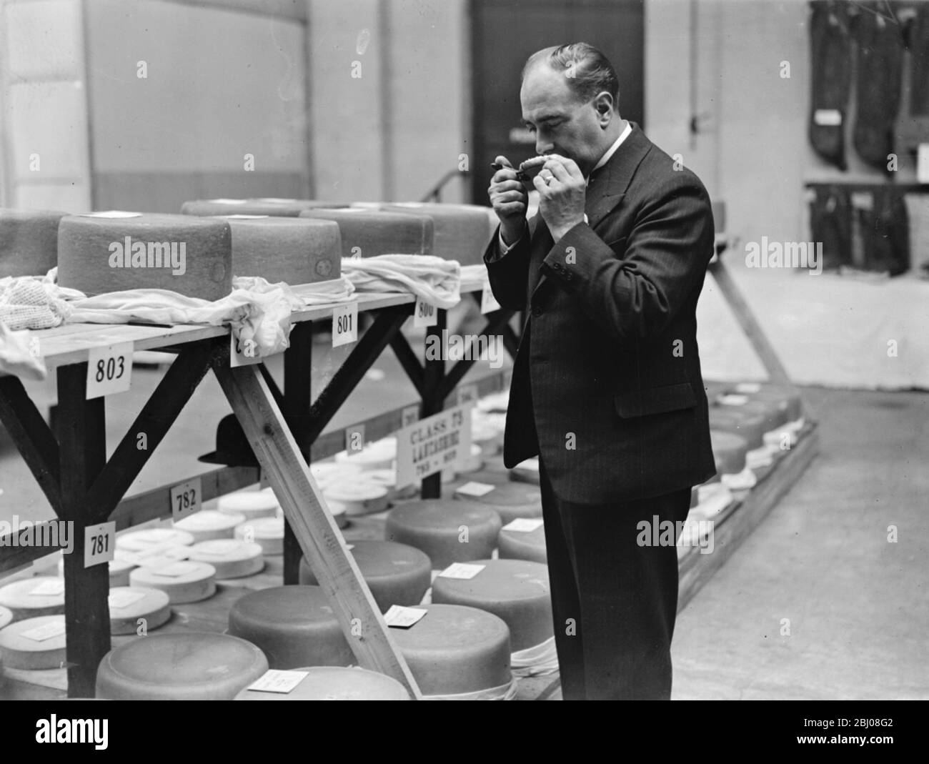 Fromage à juger , principalement par sens de l'odeur , au salon des Produits laitiers à Royal Agricultural Halls , Islington , Londres . - 17 octobre 1933 Banque D'Images