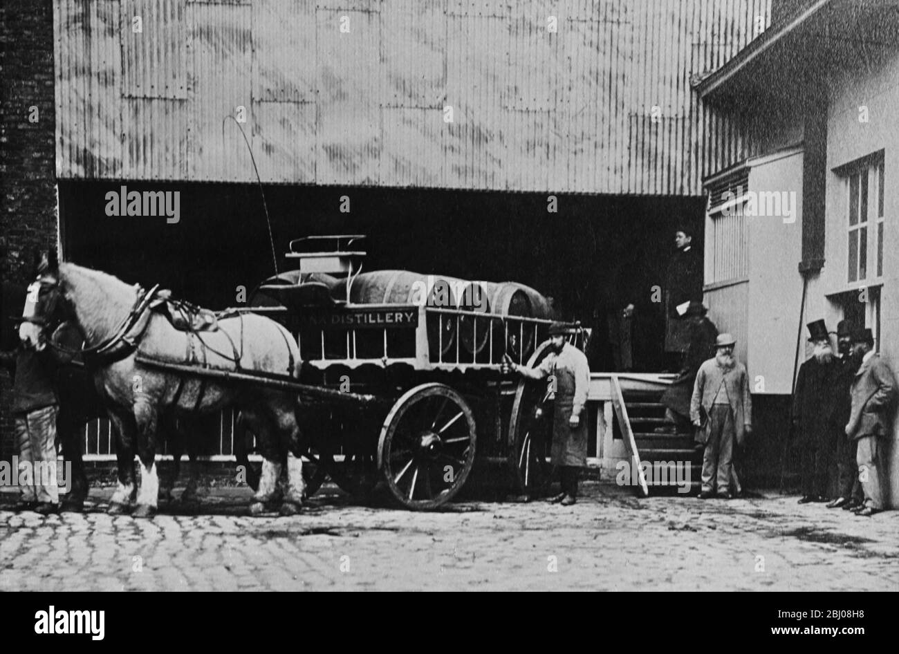 Les travailleurs de la brasserie qui ont un saray de brasseur prennent une pause pour un portrait à la distillerie Thames Bank de Grosvenor Road, Millbank, Londres, Angleterre. c. Banque D'Images