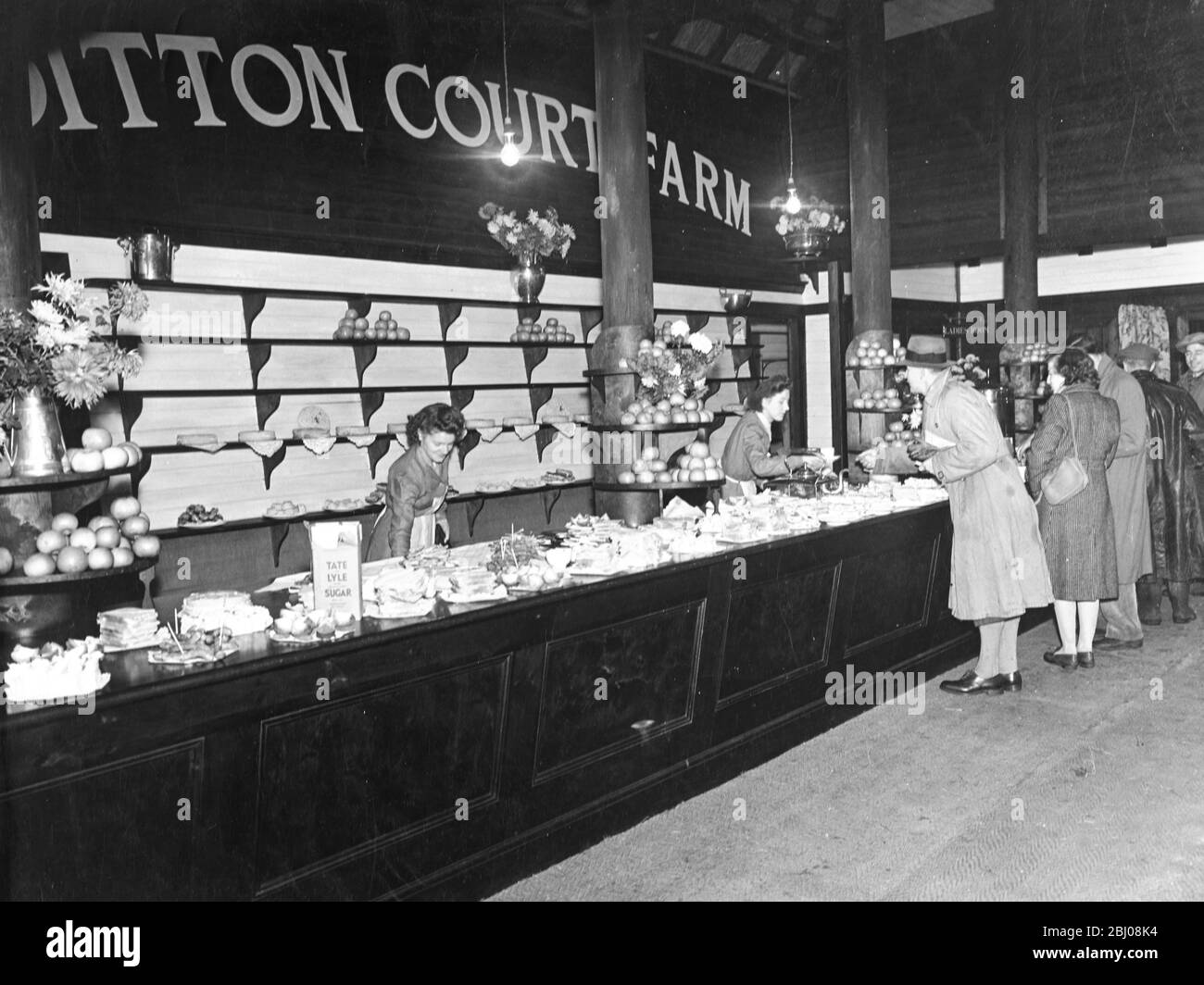 Ditton court Farm - comptoir de salon de thé. - Ditton, Kent, Angleterre - Novembre 1947 Banque D'Images