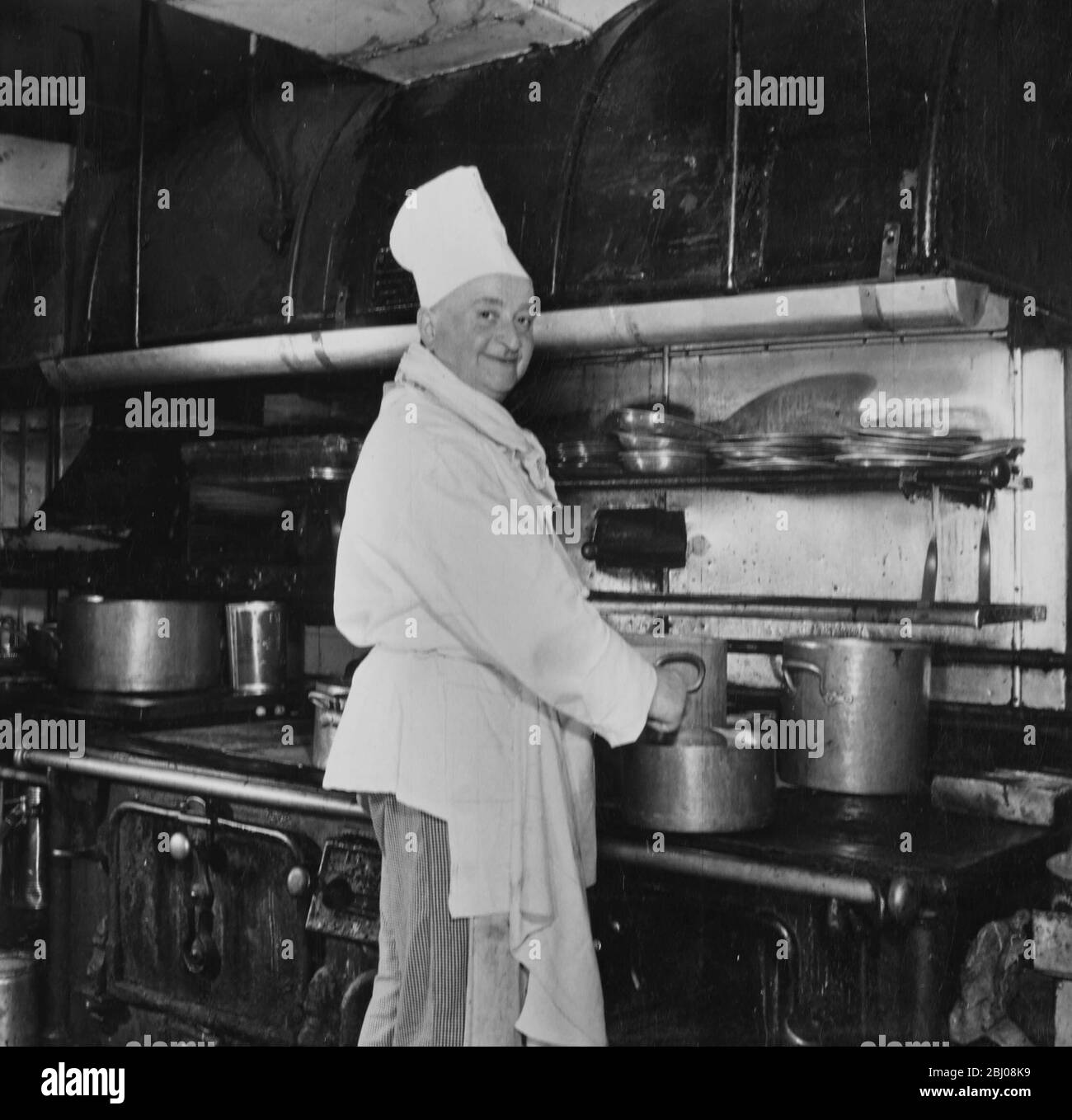 La cuisine grecque du restaurant de la Tour Blanche à Londres est le chef italien Dionisio Camillo - 5 septembre 1956 Banque D'Images