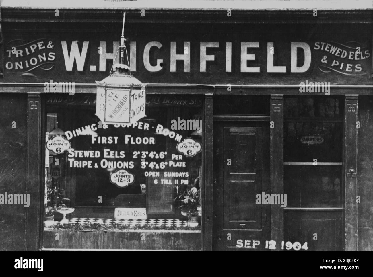 12 septembre 1904 - salle à manger et dîner de W. Highfield - offert une coupe de l'articulation pour 6 jours, les anguilles steppées, les anguilles jellies et la tripe et les oignons. Highfileld a également vanté d'autres locaux à la sortie de Berwick Street à Soho. - Londres, Angleterre Banque D'Images