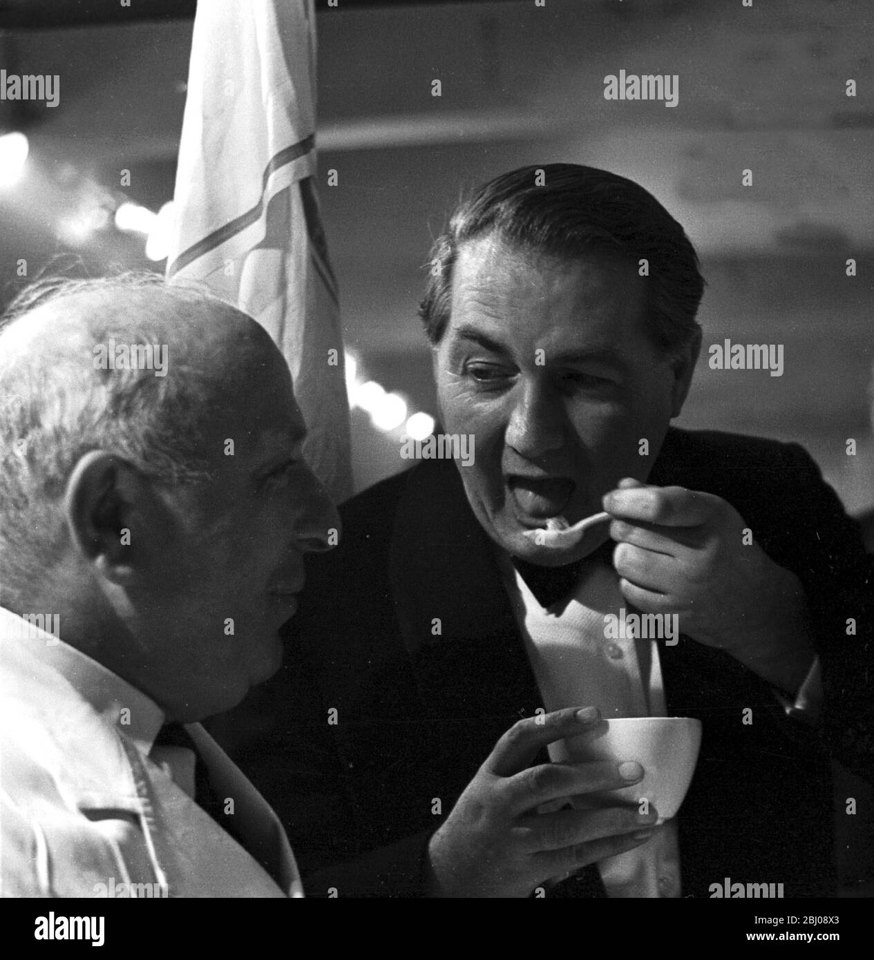 James Callaghan échantillonnage des anguilles jellies - 5 novembre 1965 Banque D'Images