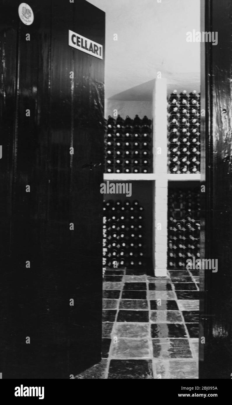 Bouteilles de vins de Penshurst dans la cave de Bob. Vignoble de Penshurst, Kent. - 1977 Banque D'Images