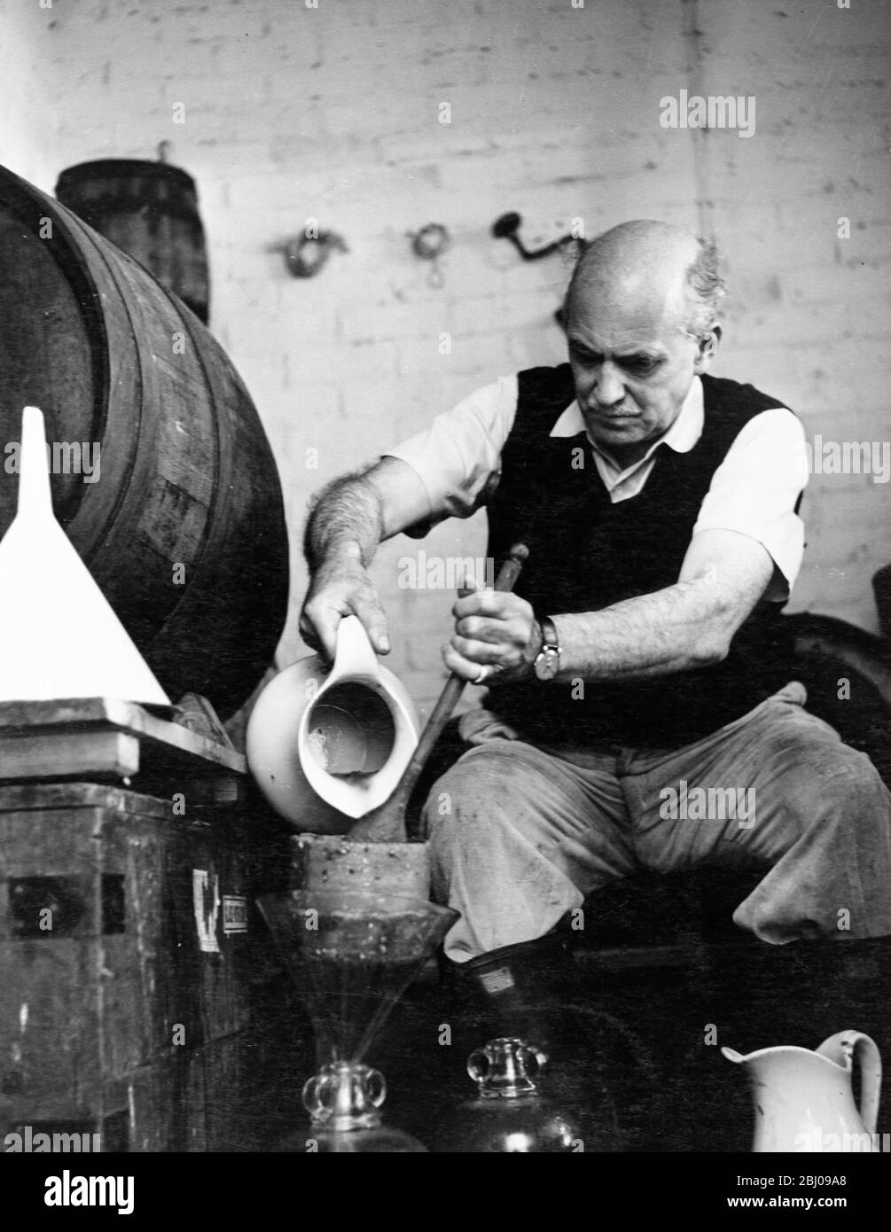 L'illustration montre : mettre le must en bonbonnes. (Hambledon 1956) - c. 1956 Banque D'Images