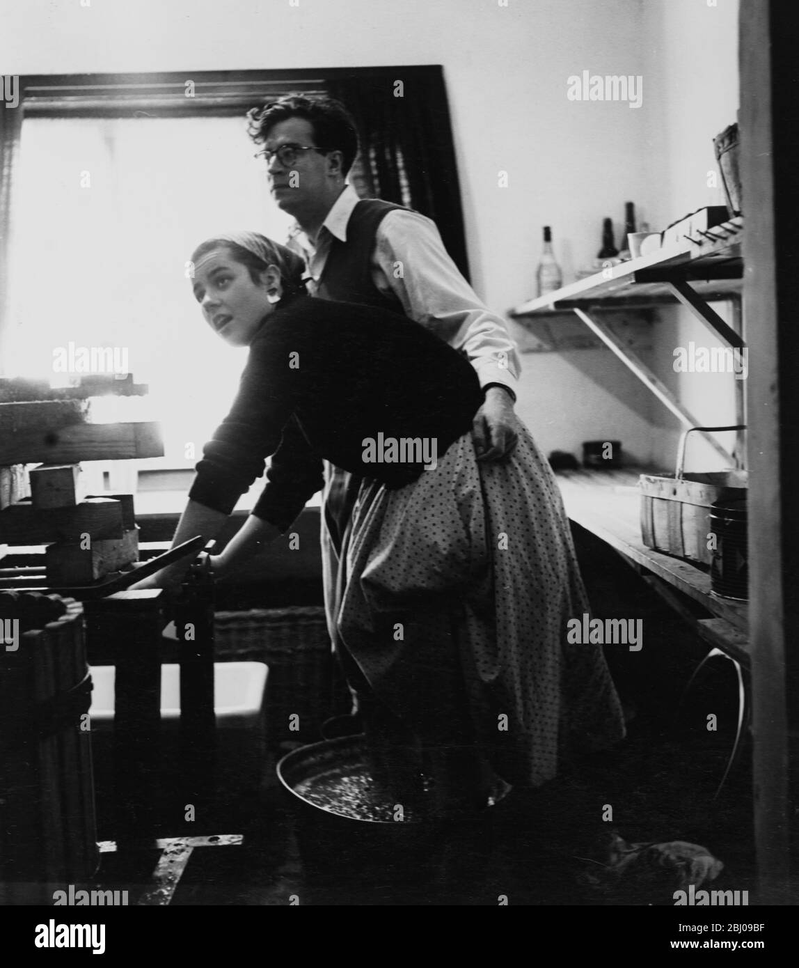 Spectacles: Tramer les raisins de la manière traditionnelle, Hambledon. - c. 1956 Banque D'Images