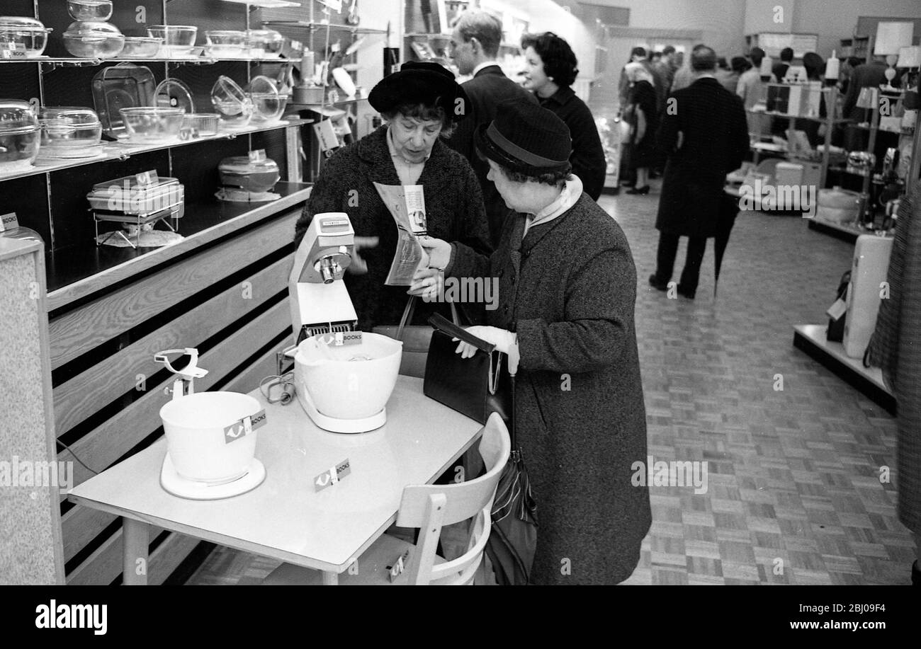 Green Shield Timbres - clients choisissant des cadeaux au centre de rachat de Great Marlborough Street - - Novembre 1963 Banque D'Images