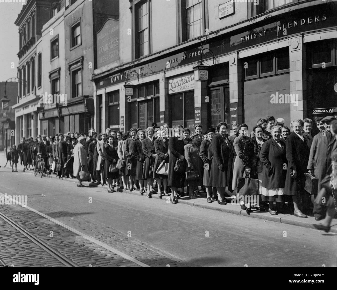 Les clients font la queue vendredi pour pêcher. - 18 avril 1946 Banque D'Images Les clients font la queue vendredi pour pêcher. - 18 avril 1946 Banque D'Images